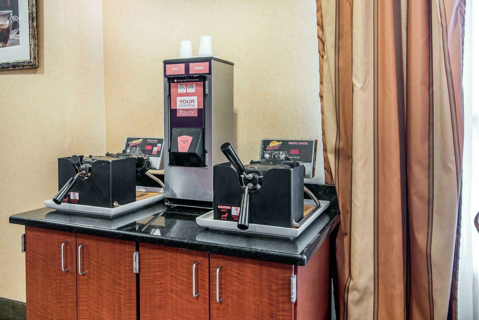 University Inn Vestal Esterno foto